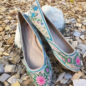 Two Lips Embroidered Flats Size 10